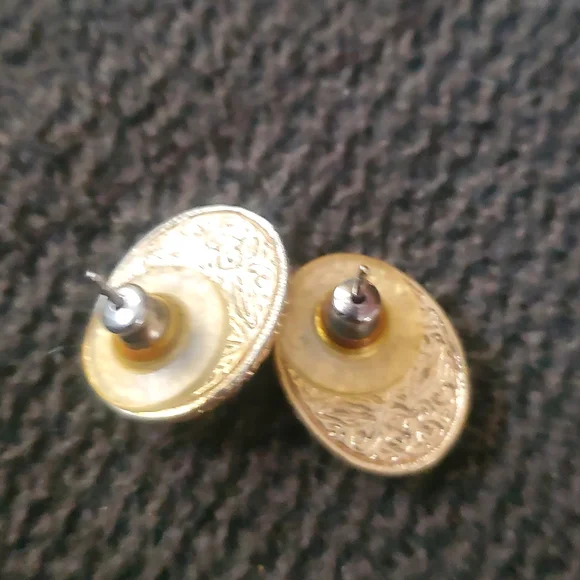 Source Unknown Gold-Tone Cameo Earrings with Cream and Peach Tones - Picture 2 of 4